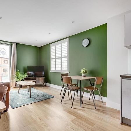 Executive 2 Bedroom Apt City Centre Free Pkg , Wifi By Tent Serviced Apartments Staines-upon-Thames Buitenkant foto