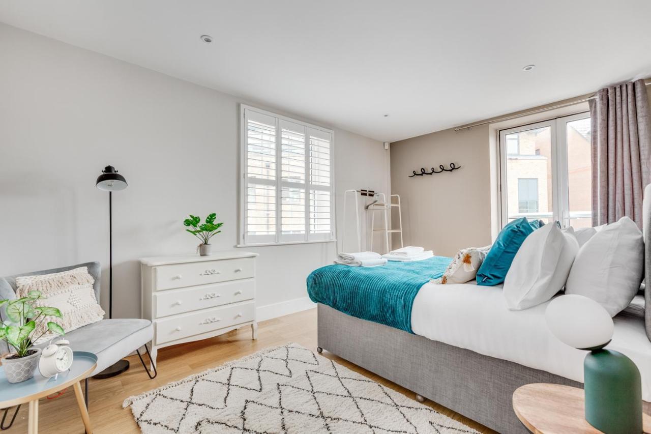 Executive 2 Bedroom Apt City Centre Free Pkg , Wifi By Tent Serviced Apartments Staines-upon-Thames Buitenkant foto