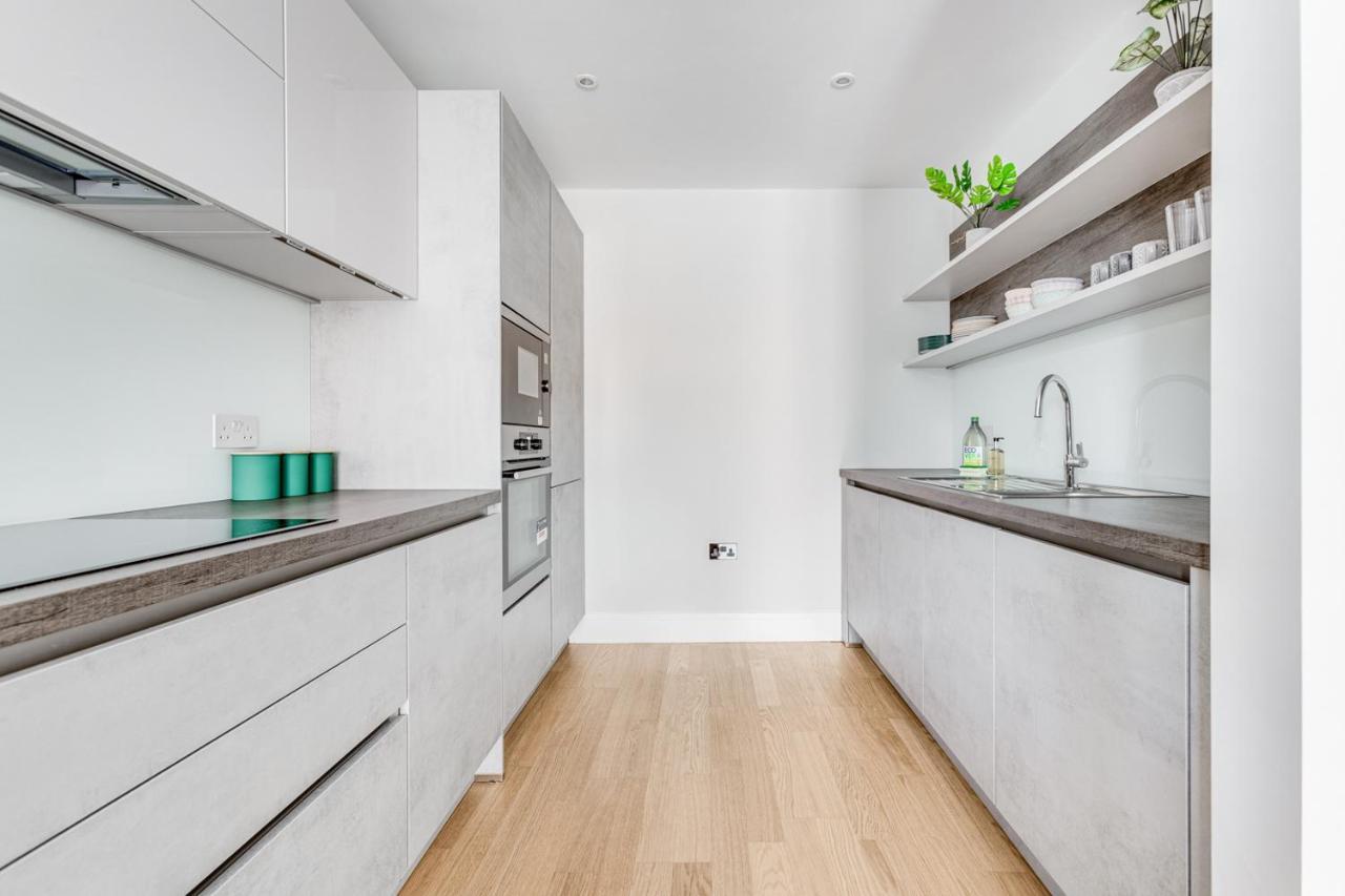 Executive 2 Bedroom Apt City Centre Free Pkg , Wifi By Tent Serviced Apartments Staines-upon-Thames Buitenkant foto