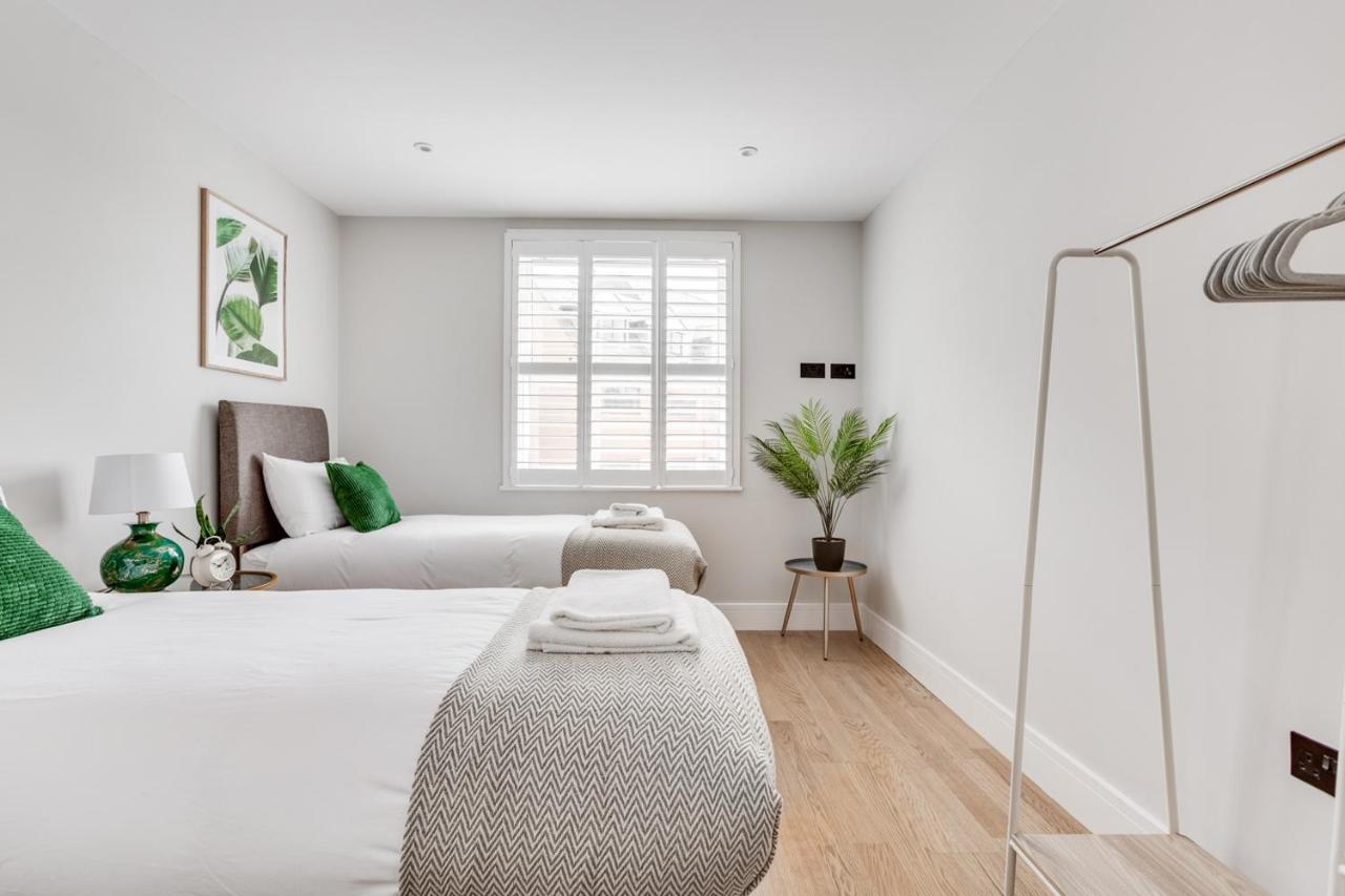Executive 2 Bedroom Apt City Centre Free Pkg , Wifi By Tent Serviced Apartments Staines-upon-Thames Buitenkant foto