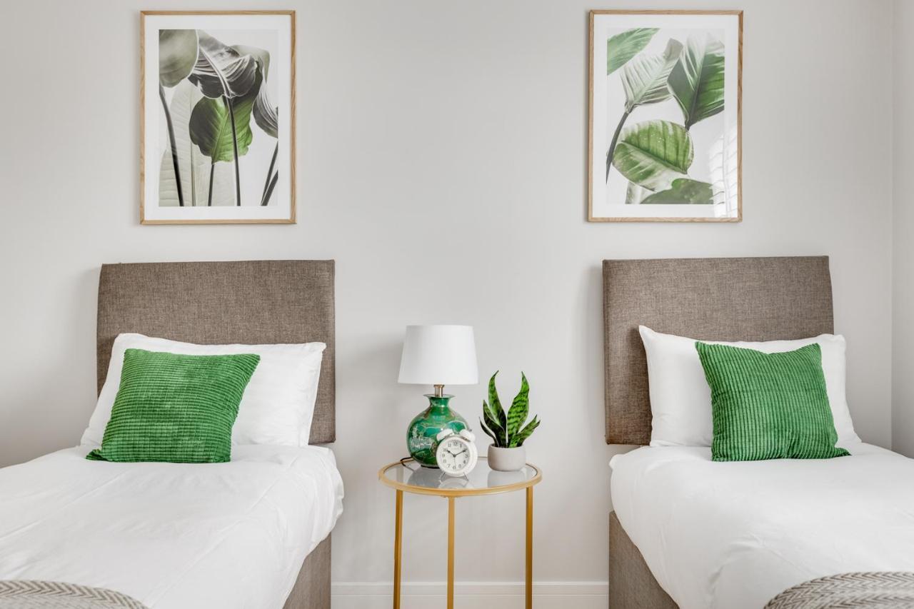 Executive 2 Bedroom Apt City Centre Free Pkg , Wifi By Tent Serviced Apartments Staines-upon-Thames Buitenkant foto