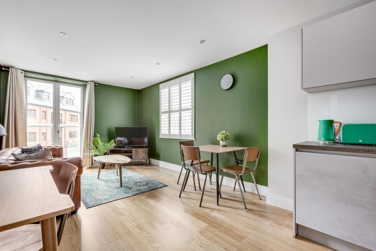 Executive 2 Bedroom Apt City Centre Free Pkg , Wifi By Tent Serviced Apartments Staines-upon-Thames Buitenkant foto