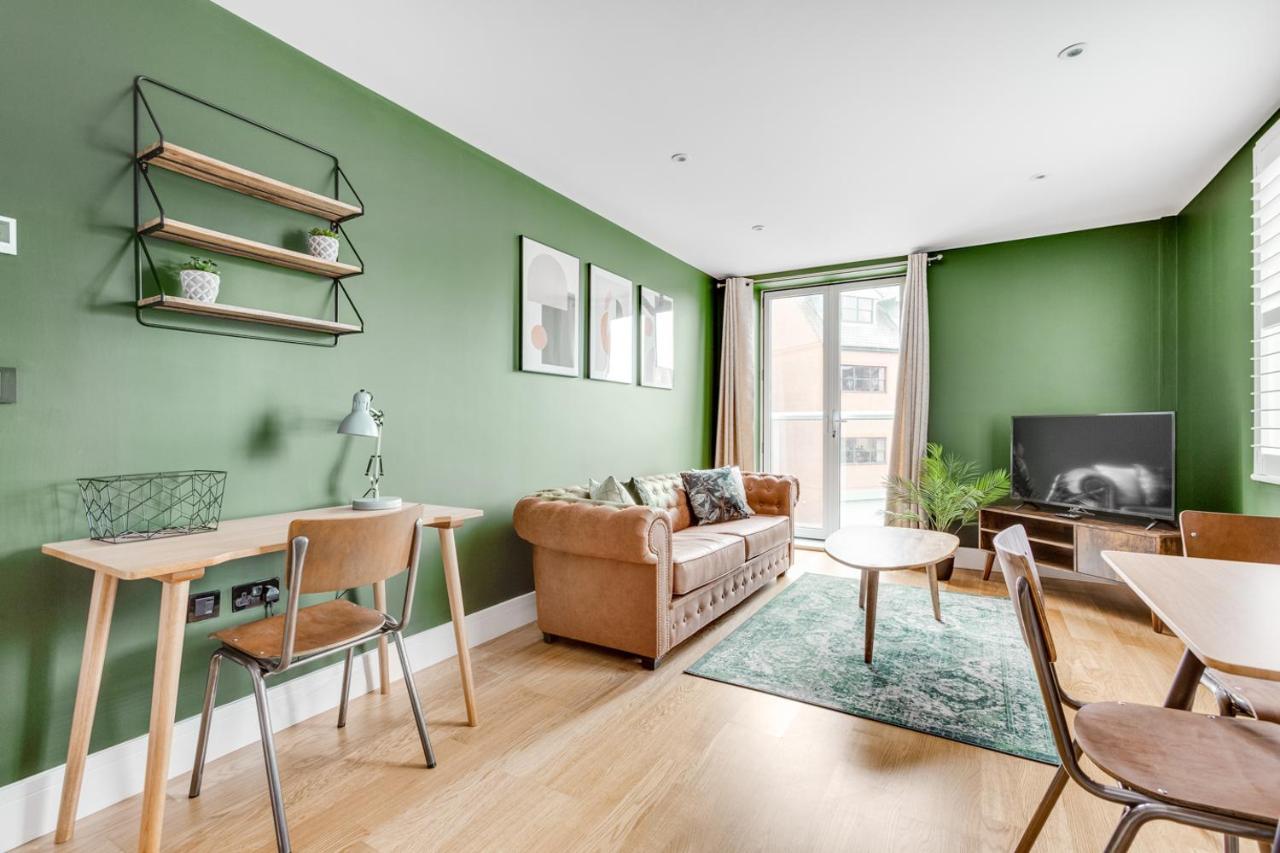 Executive 2 Bedroom Apt City Centre Free Pkg , Wifi By Tent Serviced Apartments Staines-upon-Thames Buitenkant foto