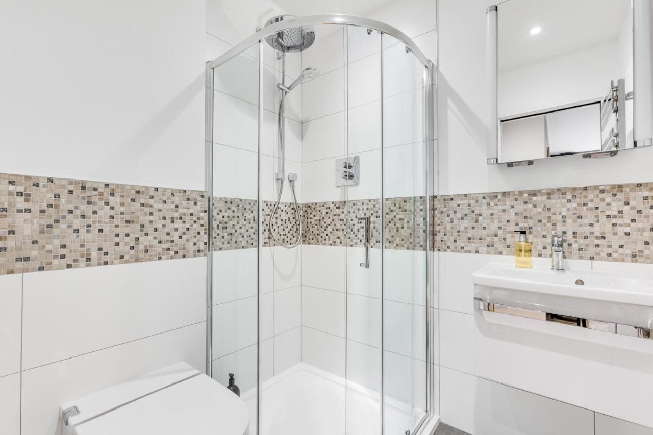 Executive 2 Bedroom Apt City Centre Free Pkg , Wifi By Tent Serviced Apartments Staines-upon-Thames Buitenkant foto